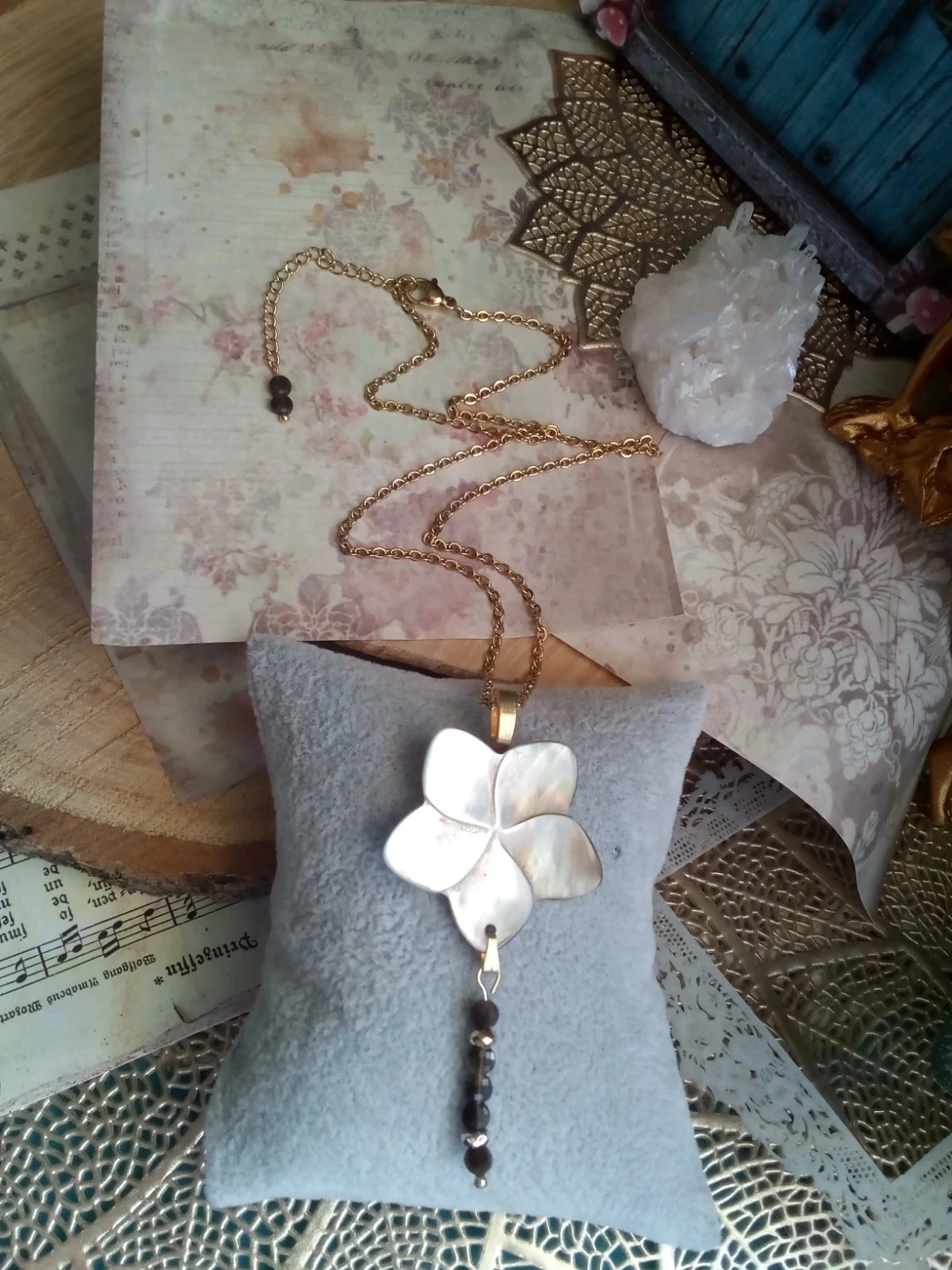 Collier fleur en na'cre grise et obsidienne céleste 🖤. – photo 2